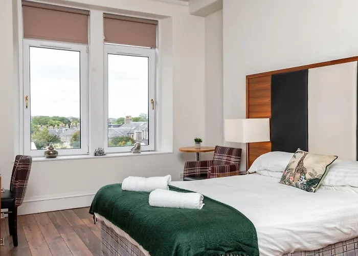 Spacious 5-Bedroom Townhouse In The West-End