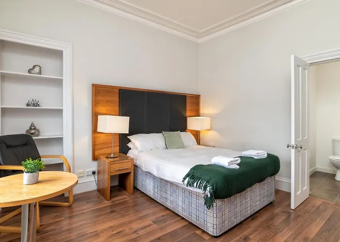 Spacious 5-Bedroom Townhouse In The West-End