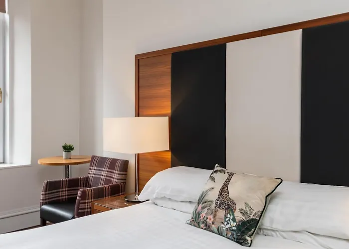 Spacious 5-Bedroom Townhouse In The West-End