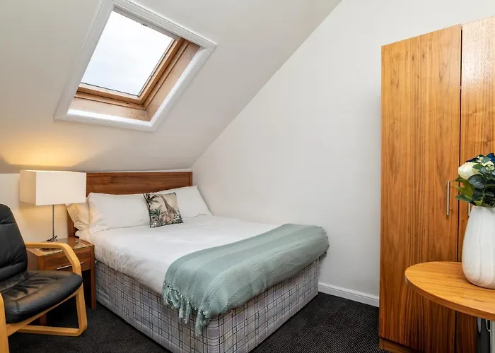 Spacious 5-Bedroom Townhouse In The West-End