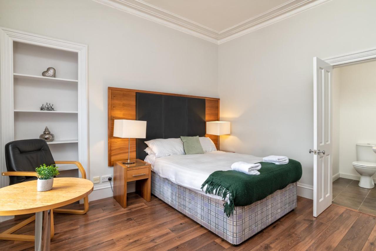 Apartment Spacious 5-bedroom Townhouse In The West-end