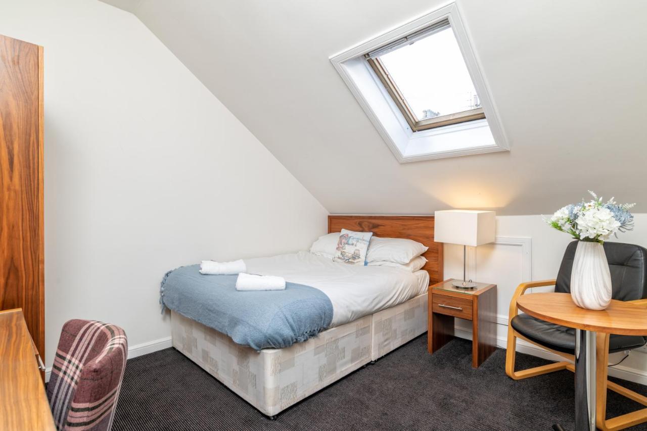Spacious 5-bedroom Townhouse In The West-end Apartment *