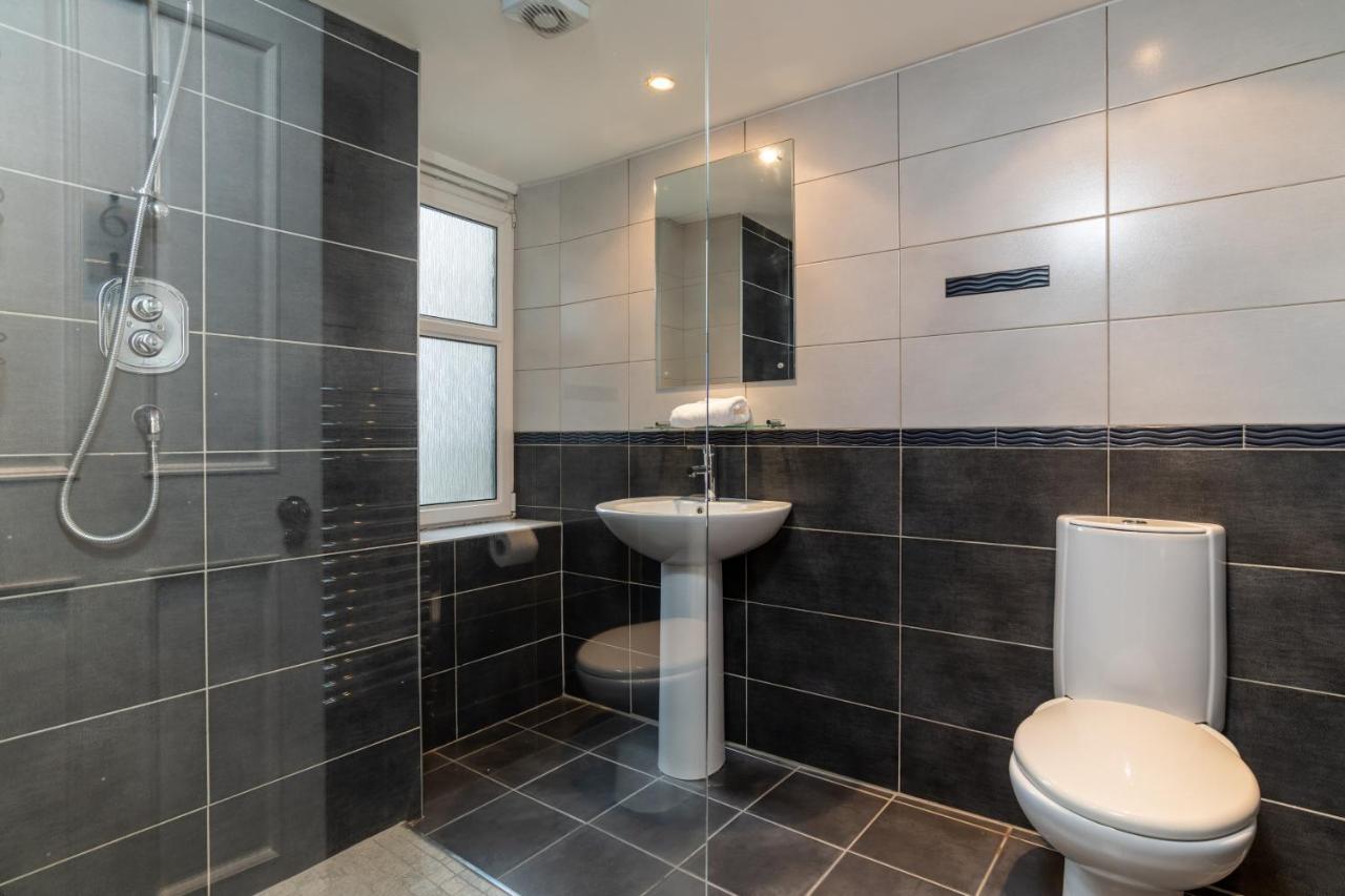 Spacious 5-bedroom Townhouse In The West-end