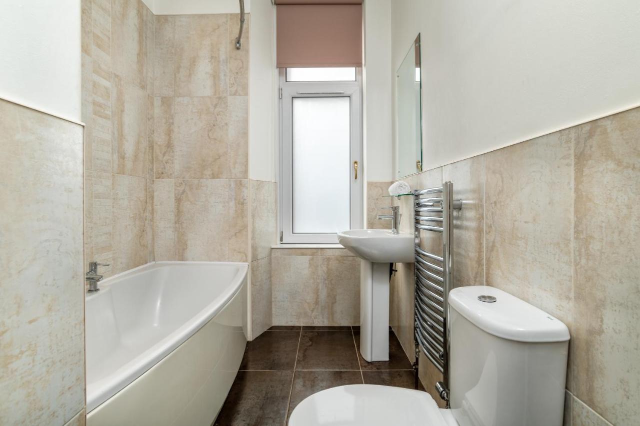 Spacious 5-bedroom Townhouse In The West-end *