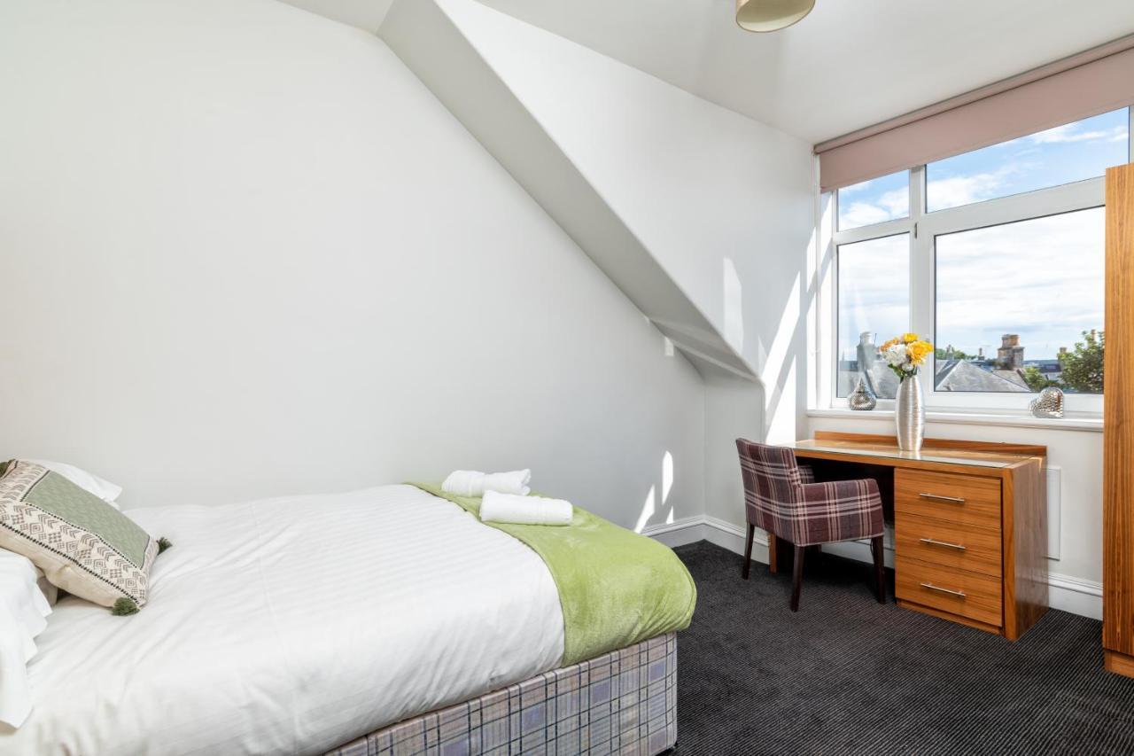 Spacious 5-bedroom Townhouse In The West-end Apartment
