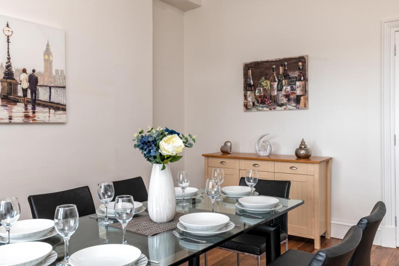 Spacious 5-bedroom Townhouse In The West-end Apartment *