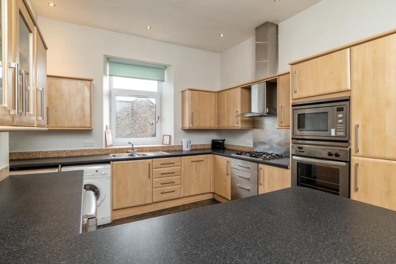Spacious 5-bedroom Townhouse In The West-end * Aberdeen