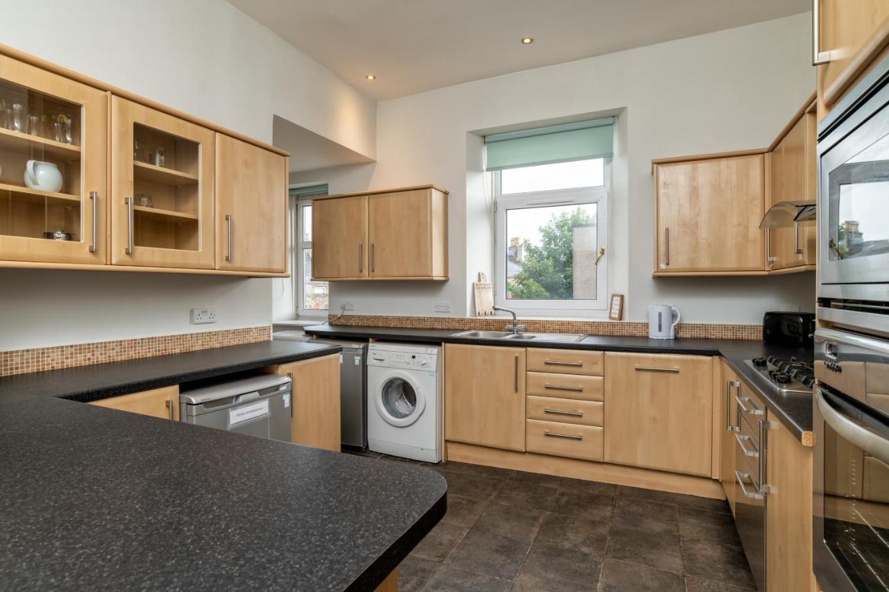 Spacious 5-bedroom Townhouse In The West-end Appartement *